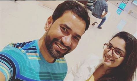 Bhojpuri Couple Amrapali Dubey, Dinesh Lal Yadav Are All Smiles as They Strike a Pose For a Selfie