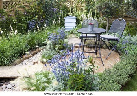 45,532 Bee Garden Design Images, Stock Photos, 3D objects, & Vectors | Shutterstock