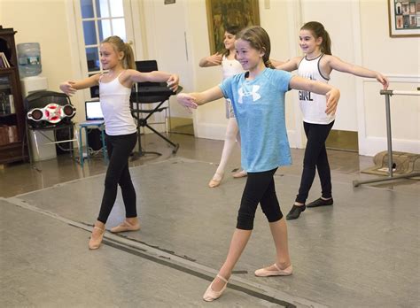 Junior Dance - Ballet Dancing (Ages 7-9) | Performers Theatre Workshop