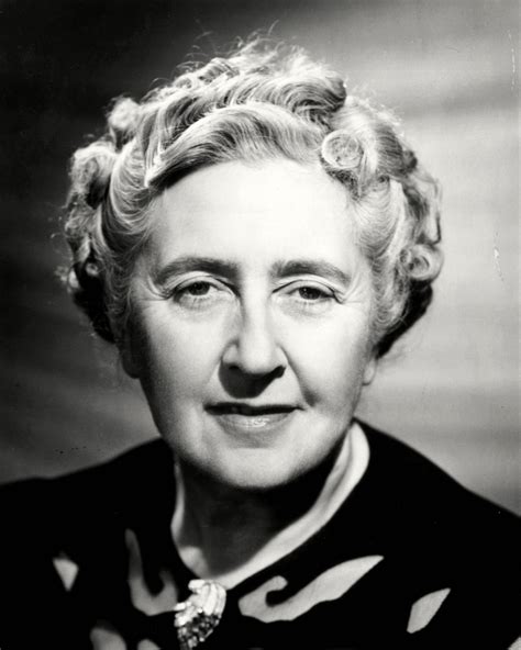 AGATHA CHRISTIE LEGENDARY AUTHOR & PLAYWRIGHT - 8X10 PUBLICITY PHOTO (EE-071)