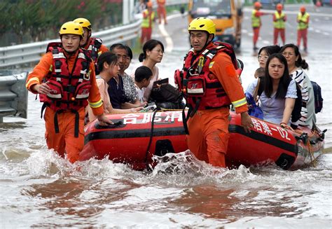 How did Chinese media cover the Henan flood?