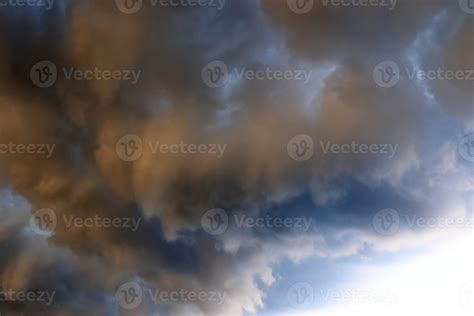 Stunning dark cloud formations right before a thunderstorm 10770579 ...