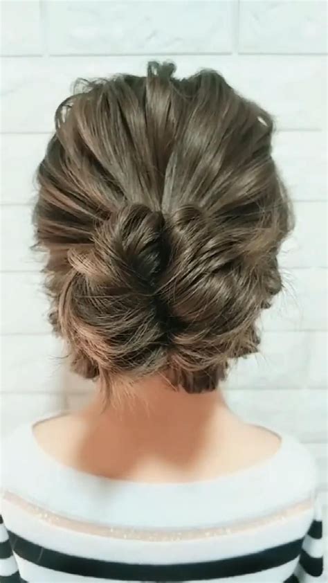 MESSY UPDO TUTORIAL [Video] | Hair tutorials for medium hair, Medium hair styles, Hair tutorial