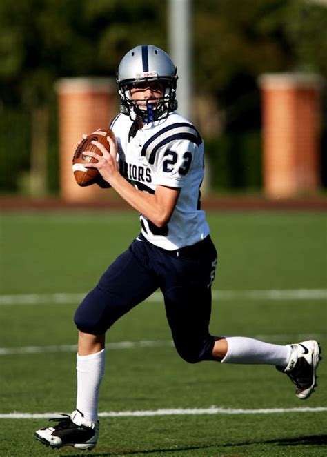 Man Playing American Football on Field · Free Stock Photo