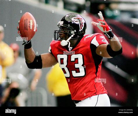 Atlanta Falcons tightend Alge Crumpler celebrates a Falcons touchdown ...