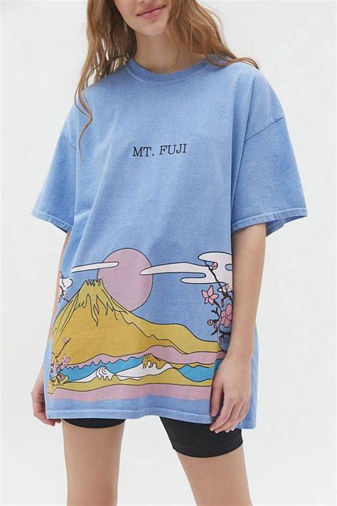 The 20 Best Oversize Tees and the Fashion-Girl Outfit Inspo to Go With Them | Urban outfitters ...