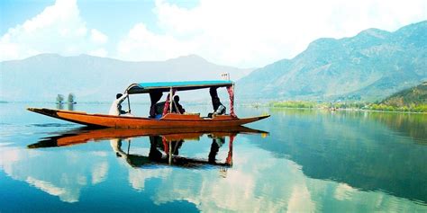 Sailing On The Lake: Staying On A Houseboat On Your Kashmir TourMemorable India Blog