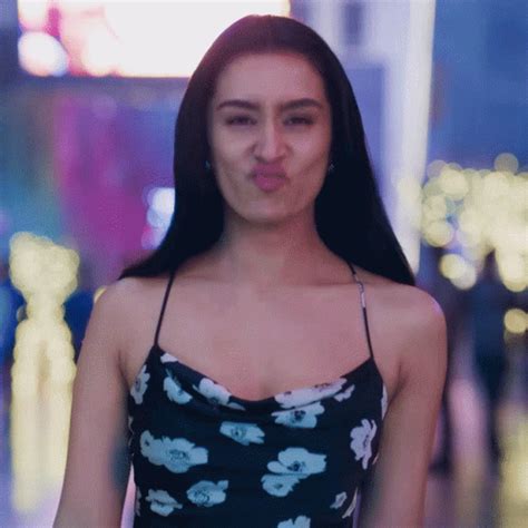 Kiss Shraddha Kapoor GIF - Kiss Shraddha Kapoor Cute - Discover & Share ...