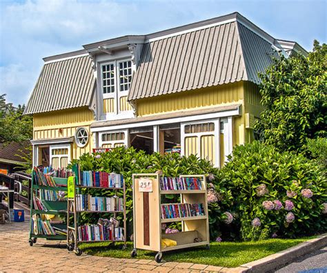 The Yellow Barn & Book Sales - Friends of the Riverhead Library