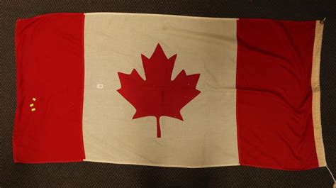 Lot - VINTAGE CANADIAN FLAG