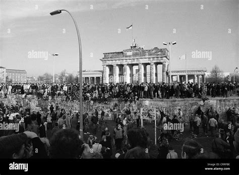 Brandenburg gate 1989 hi-res stock photography and images - Alamy