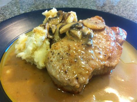 Mom's Pork Chops with Mashed Potatoes and Mushroom Gravy - Super easy ...