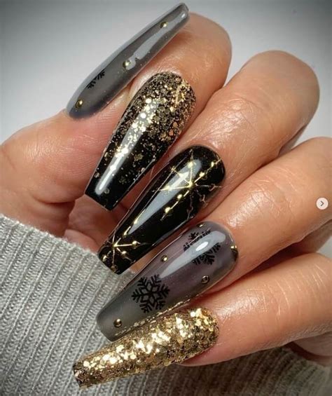 40+ Trendy Black Christmas Nails Design Ideas