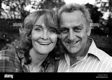 Actor John Thaw at home with wife Sheila Hancock May 1981 Stock Photo - Alamy