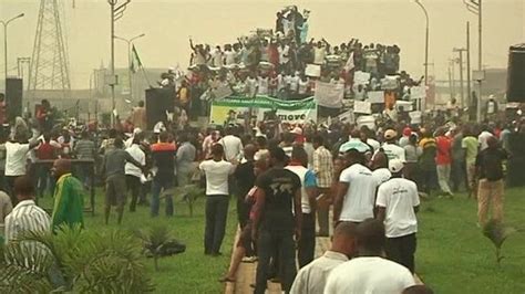 Police and demonstrators clash at Nigeria fuel protest - BBC News