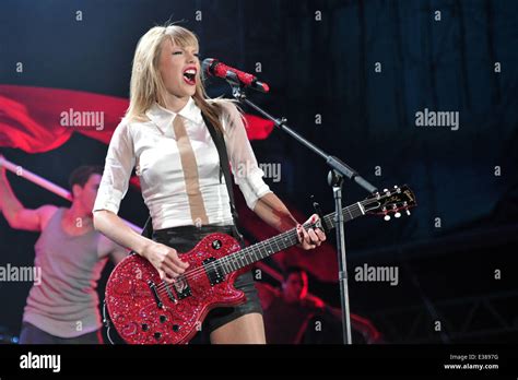 Taylor swift concert hi-res stock photography and images - Alamy