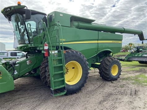 John Deere S680 Combine