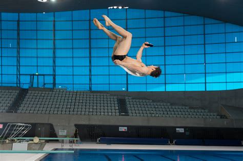 Tom Daley takes selfies to another level with mid-air diving photos ...