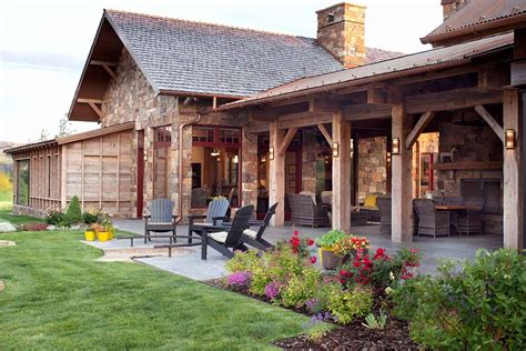 This ranch retreat overlooks a beautiful mountain landscape in Montana