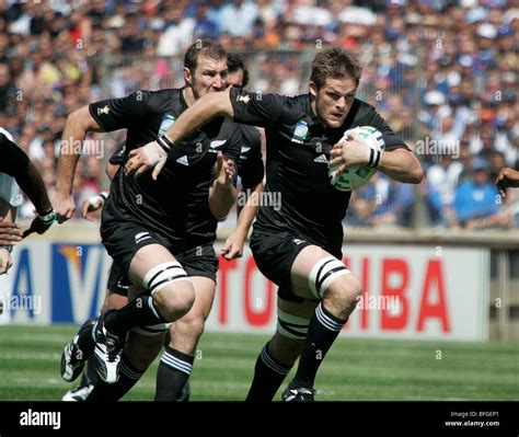 Richie McCaw, All Blacks New Zealand Rugby Union team captain, playing ...