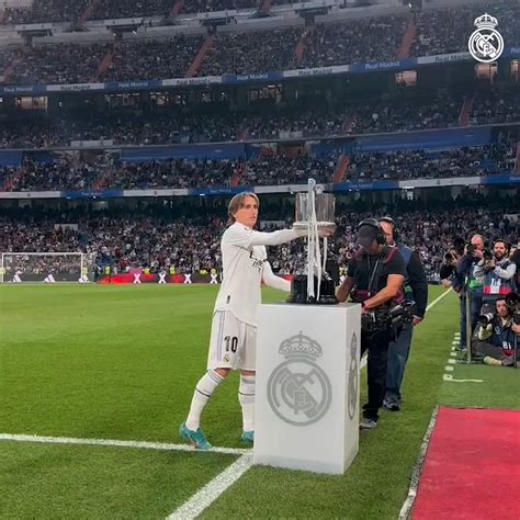 Real Madrid presenting Copa del Rey trophy to Bernabeu #camp20nes : r ...