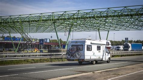 Several Slovakian border crossings blocked due to protests – Euractiv