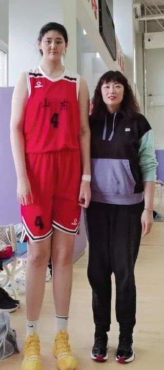 7'5" (226 cm) 14-year-old Zhang Ziyu and HER 6'4" (193 cm) coach : r/tall