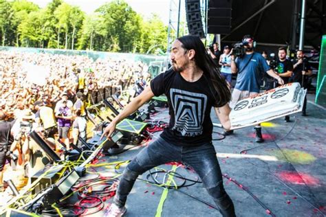 Steve Aoki Nails Fan In The Face With Cake From 20 Yards Away At Ultra ...