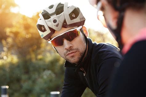 Dual-camera helmet gives cyclists eyes in the back of their heads