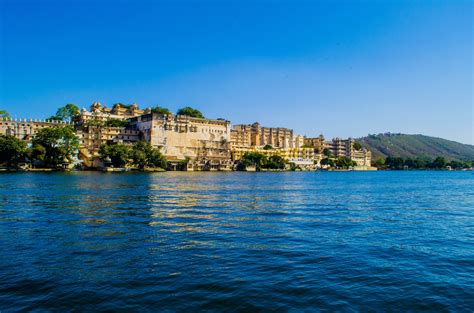 #udaipur #india lake pichola city palace #rajasthan #4K #wallpaper #hdwallpaper #desktop