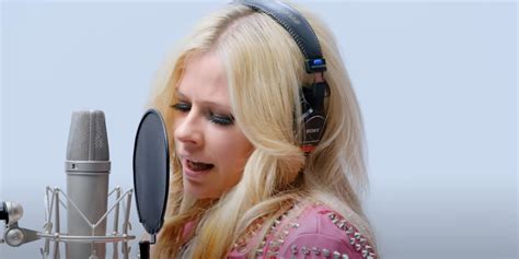 THE FIRST TAKE welcomes Avril Lavigne, who performs “Complicated” – Asian Junkie