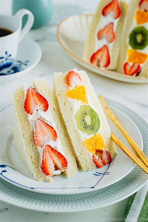 Japanese Fruit Sandwich (Fruit Sando) フルーツサンド • Just One Cookbook