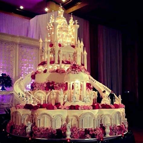 Expensive wedding cakes for the ceremony: Very big wedding cakes