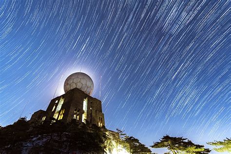 Night Sky Orbit At Guangming Summit Observatory In Huangshan Background ...