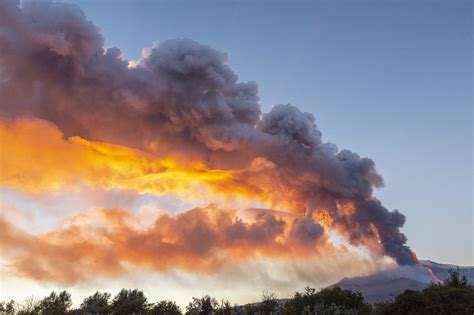 Mount Etna Spectacular Double Eruption In Photos