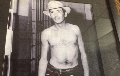 The Story Behind Hank Williams’ Iconic Jail Photo From 1952 - LA Times Now