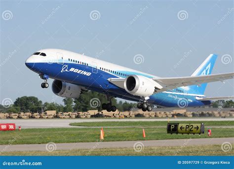 Boeing 787 Dreamliner during Take-off Editorial Stock Image - Image of ...