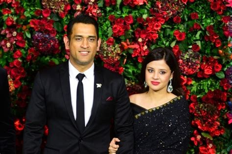 MS Dhoni gives wedding anniversary gift to wife Sakshi Dhoni - Sports India Show