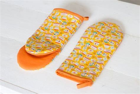 Free pattern: Oven mitts (Sewing | CraftGossip) | Sewing projects ...