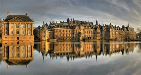 Mauritshuis en regeringsgebouwen Binnenhof. Netherlands Tourism ...