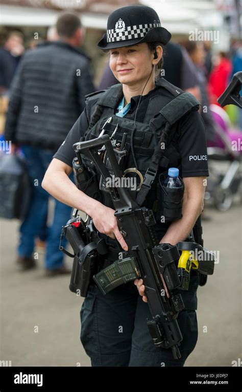 Armed female police officer on patrol at the Royal Highland Show Stock ...