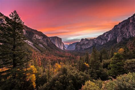 Early Morning Sunrise at Yosemite National Park from Tunnel View ...