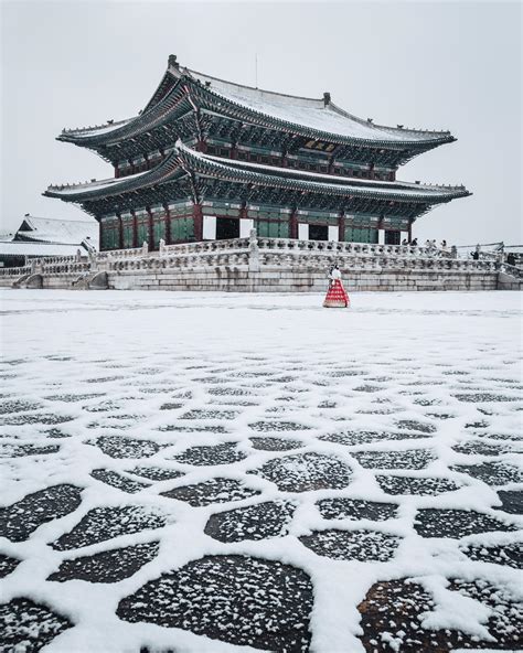 Gyeongbokgung Palace covered in snow in Seoul, South Korea. : r/pics