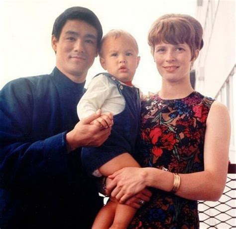 Touching Family Photos Of The Iconic Bruce Lee (25 pics)