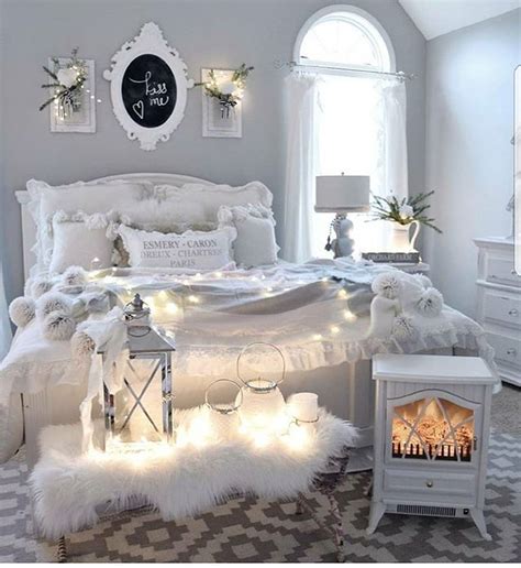 25 NICE WINTER THEME BEDROOM DECORATION IDEAS | Winter bedroom decor, Holiday bedroom, Bedroom ...