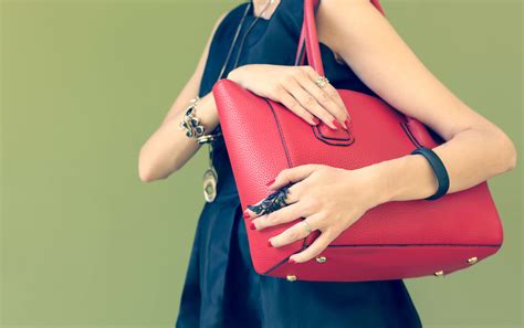 Can Carrying A Heavy Purse Cause Shoulder Damage? | Border TSBorder Therapy