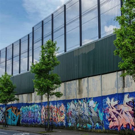 Explore the Amazing Belfast Peacewall | Cab Tours Belfast