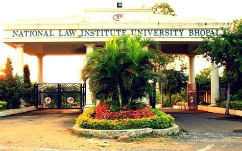 Top 50 Best Law Colleges in India 2023 - Uniform Application