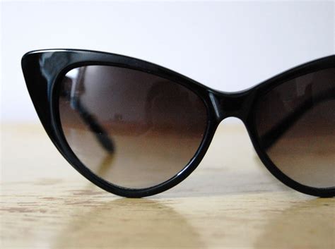 HELLO AGAIN VINTAGE: Modern 50s Chic: Cat Eye Sunglasses