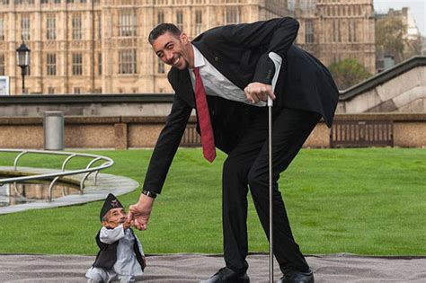 World's tallest man and shortest man meet for Guinness World Records ...